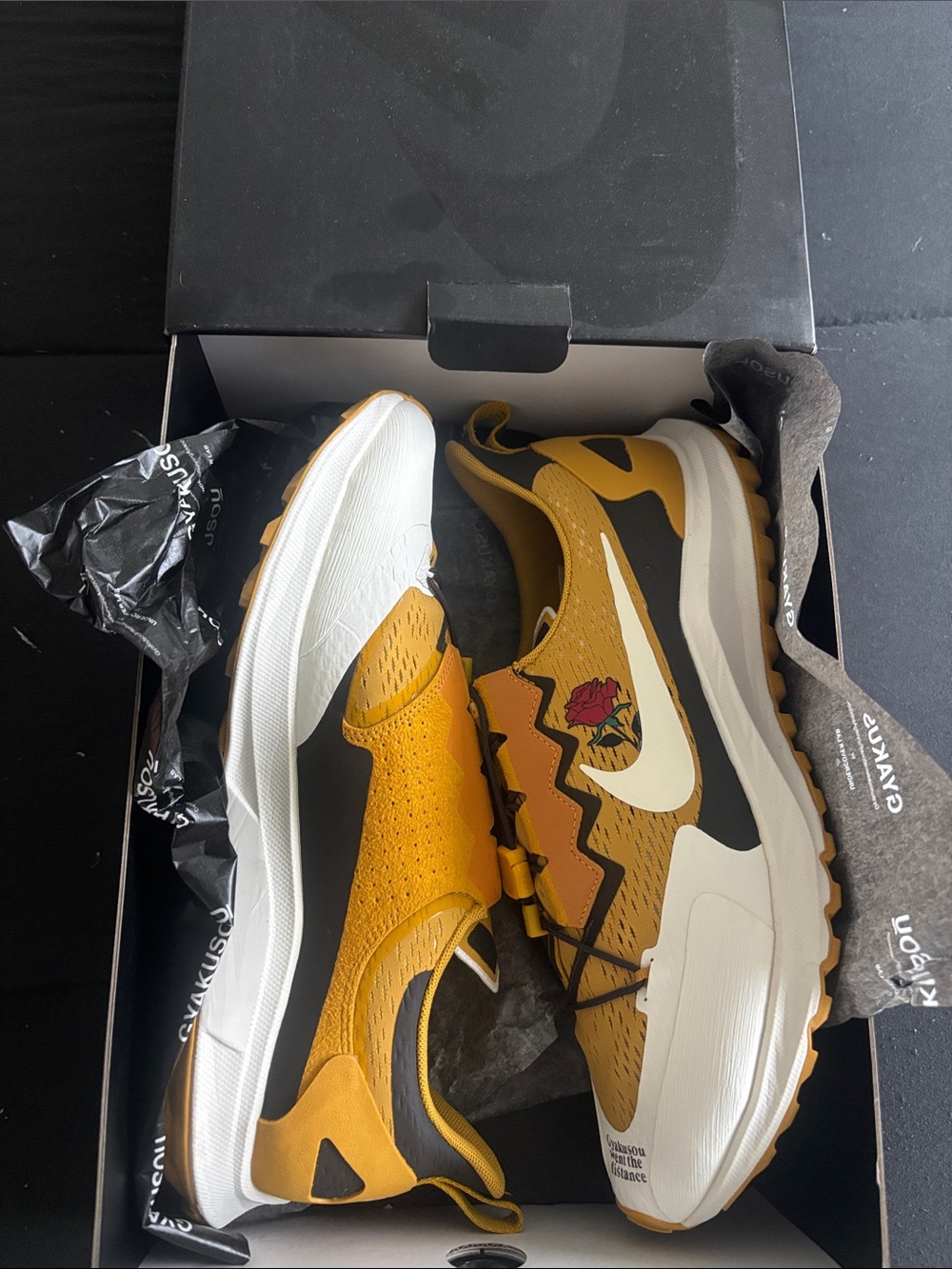 Nike Men’s Yellow/White/Black Low-Top Sneakers with Rose Detail